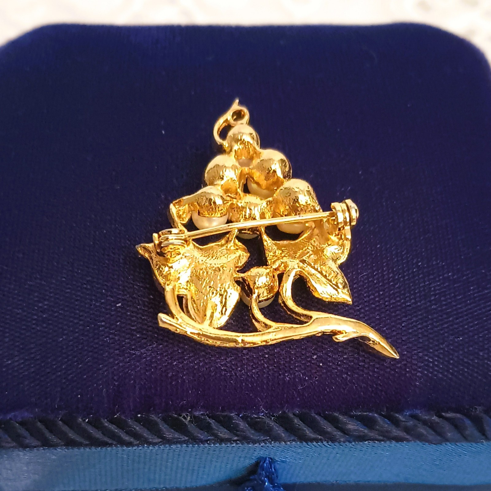 Lisner Vintage Grape Cluster Brooch Brushed Gold Tone Vines Faux Pearls Pin
