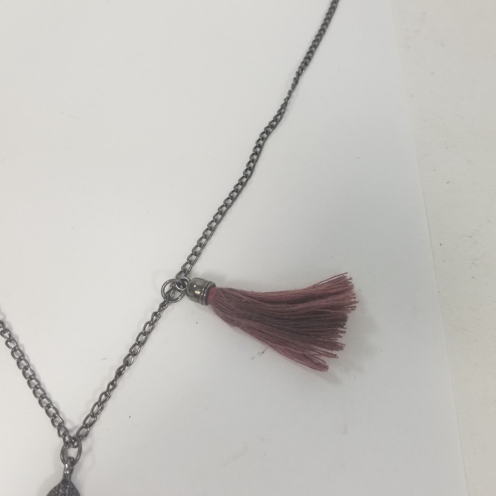 Dark Gray Silver Tone Tassle Feather Pendant Necklace 25.5″