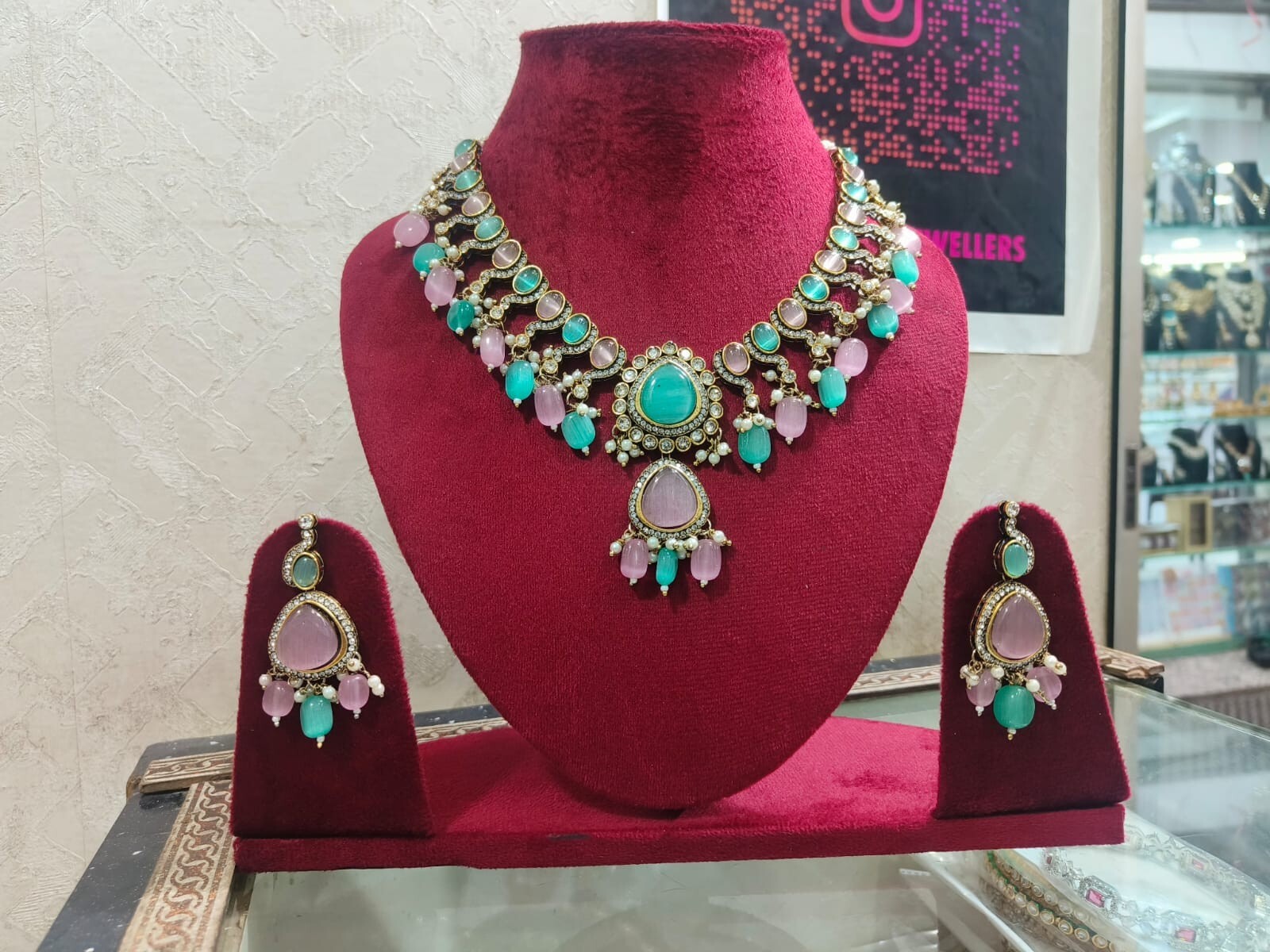 Elegant Multi Color Gold Toned Kundan necklace Earrings Necklace Set .