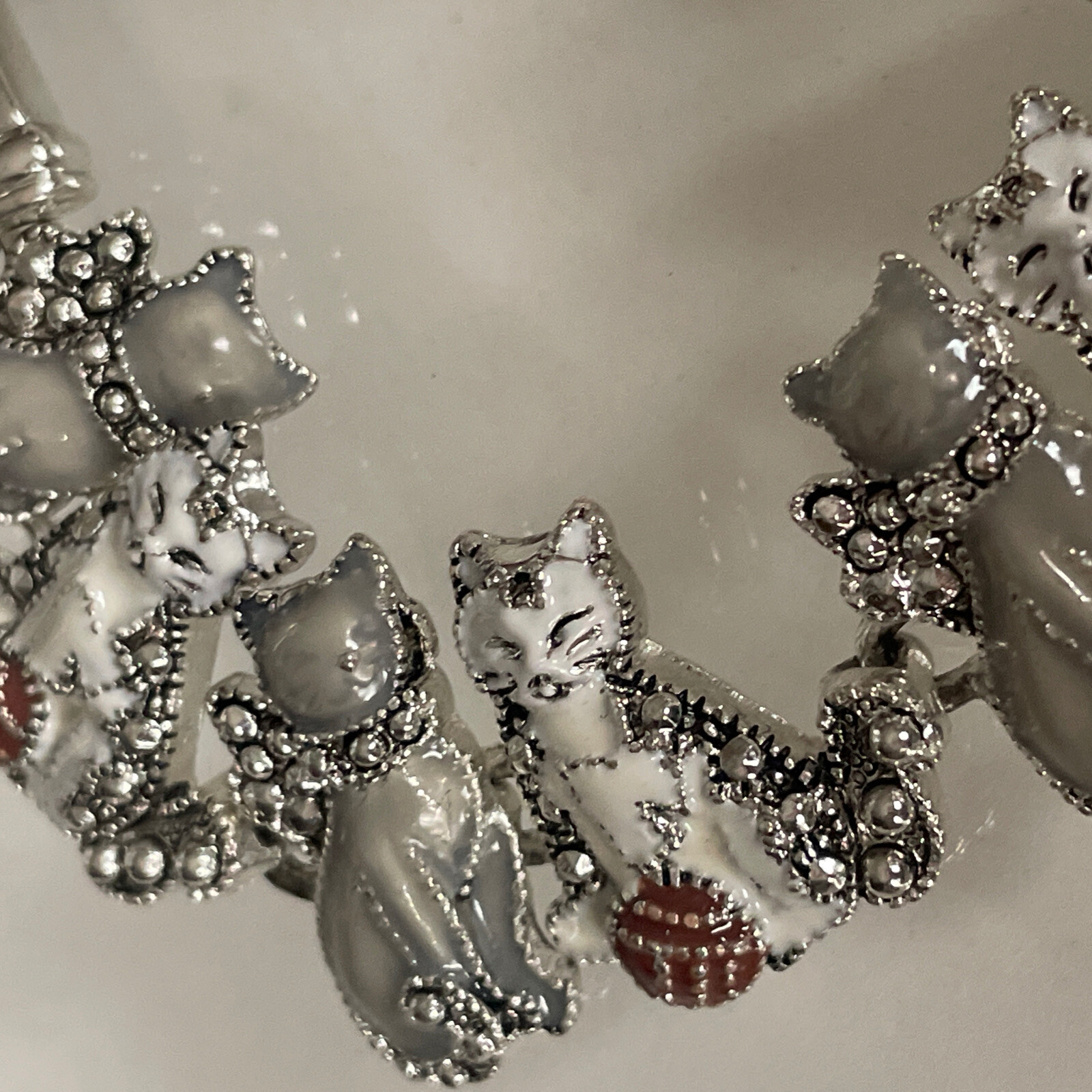 SilverTone Gray & White Enamel Cat Kitten Charms Magnet Clasp 7.5″ Bracelet U26w