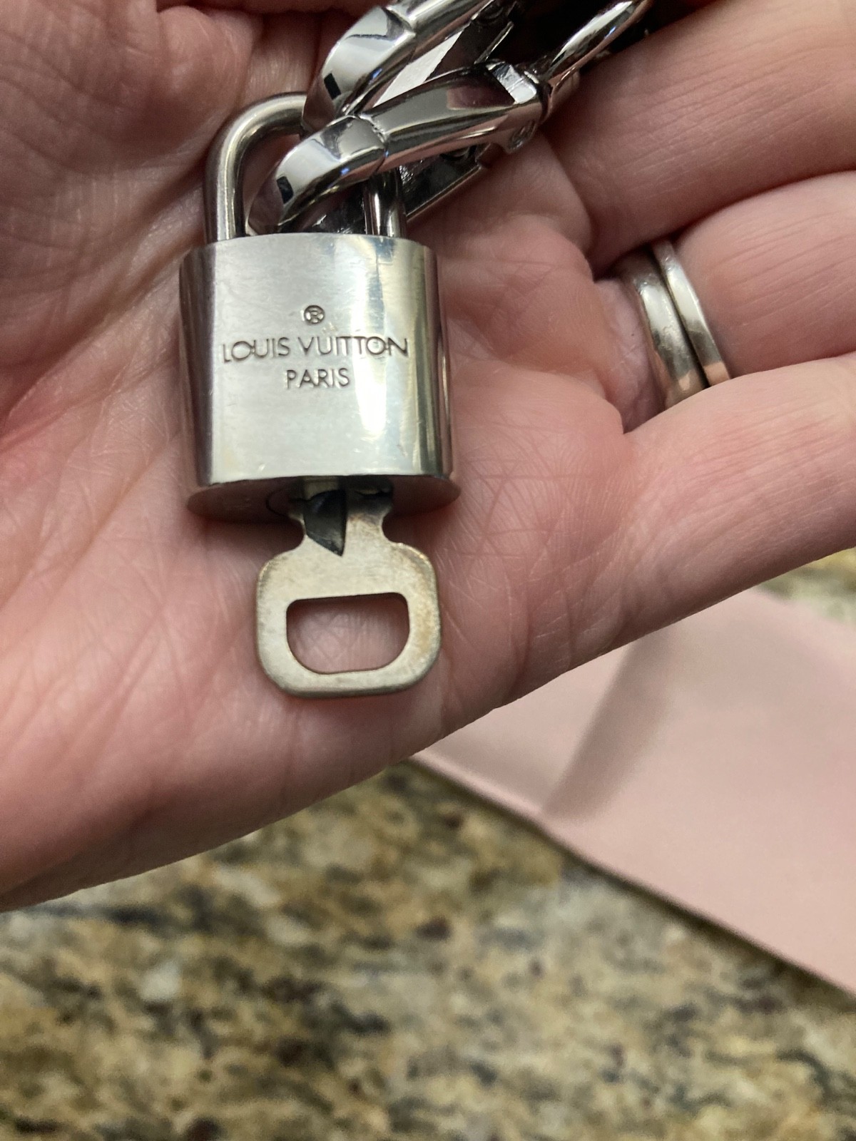 Authentic Louis Vuitton silver lock&key#300 unbranded choker necklace rare💖