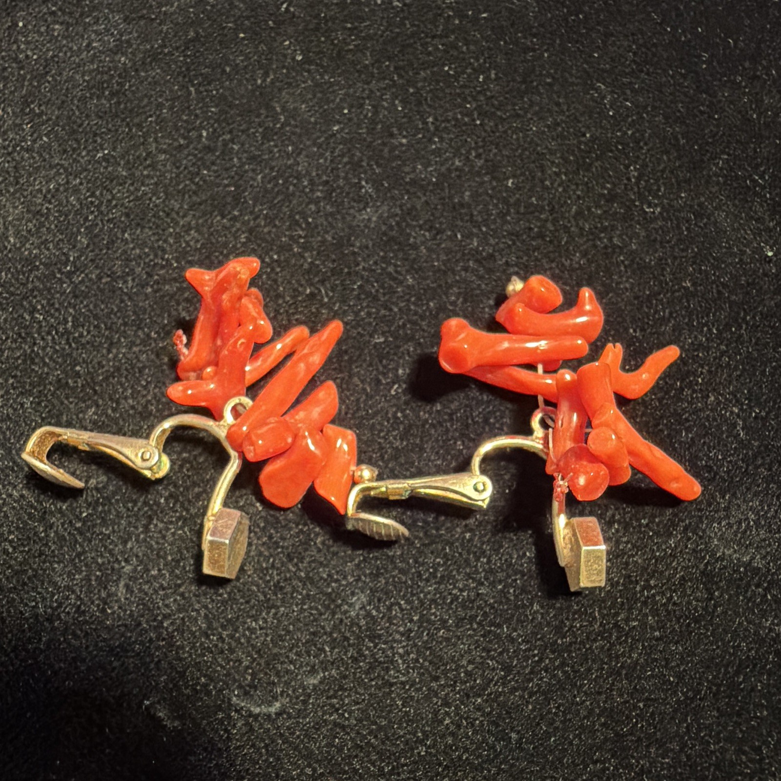 Gold Tone Red Coral Chip Stone Dangle/Drop Clip-On Earrings Pair