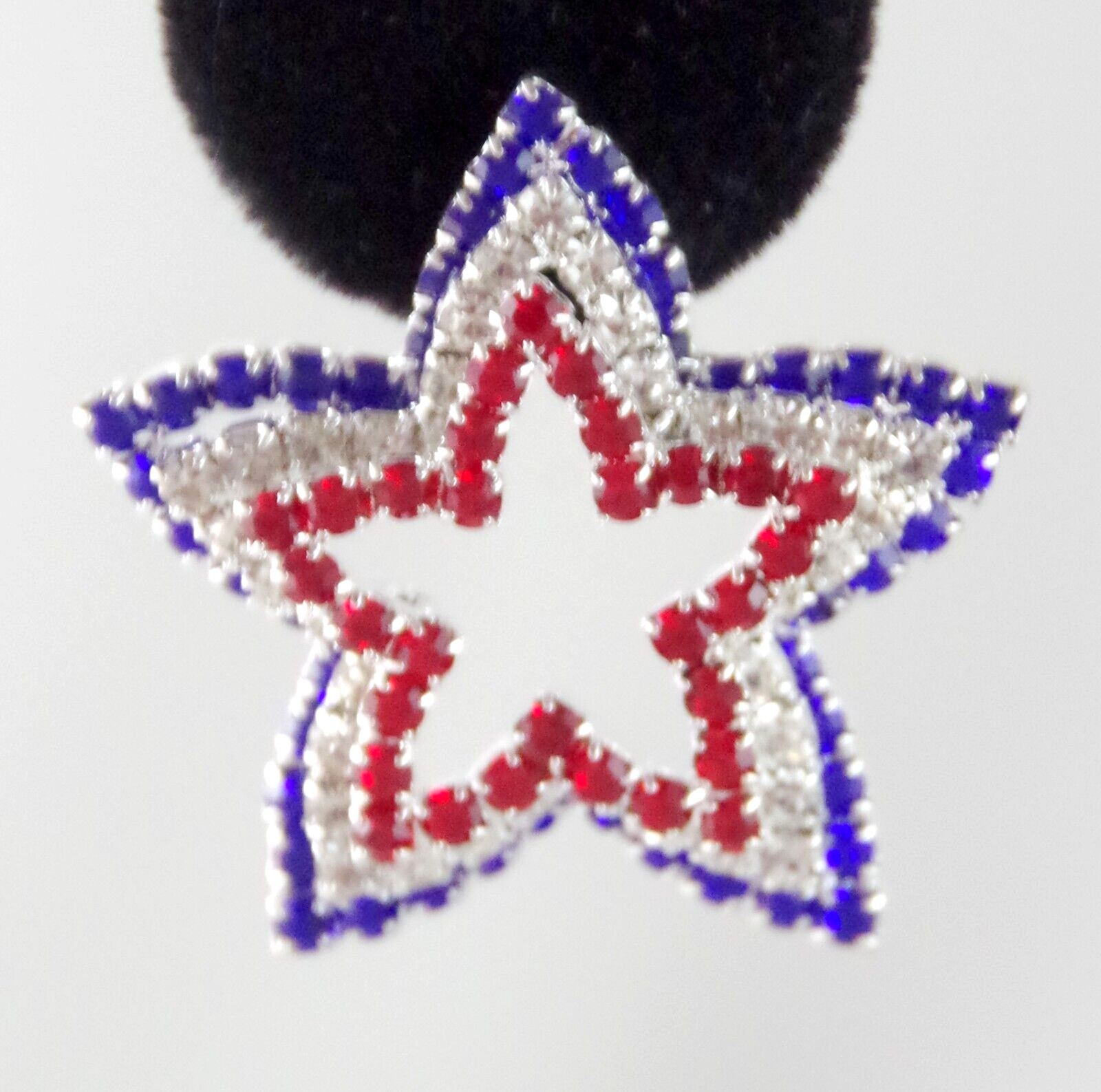 Prong-Set Rhinestones! 1.25″ NEW BETSEY JOHNSON PATRIOTIC TIERED STAR EARRINGS