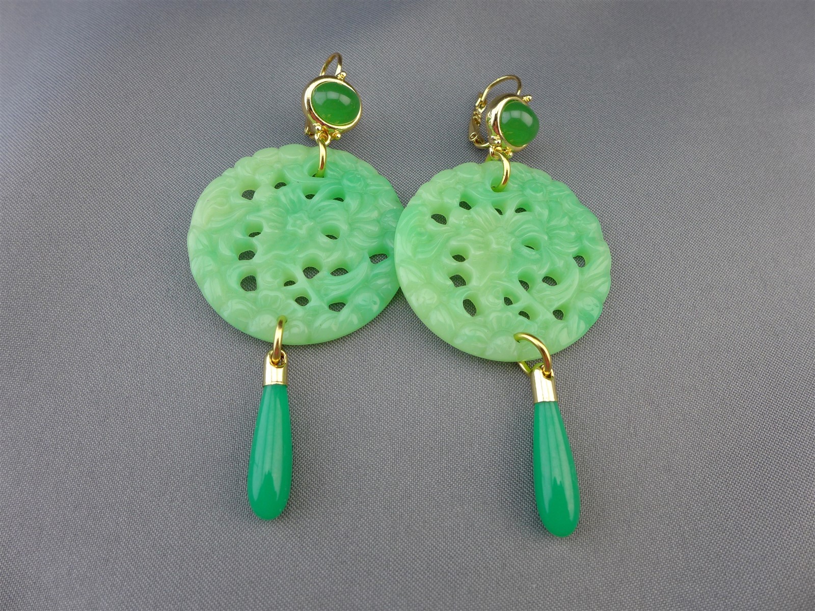 Kenneth Lane KJL COUTURE Asian Carved Green Jade Statement Drop Earrings 3-1/2″