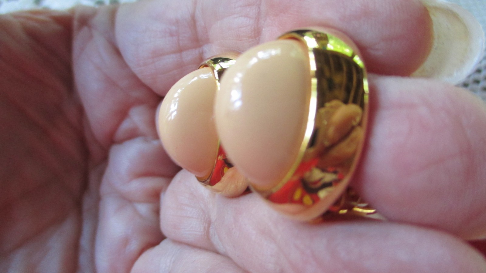 JOAN RIVERS CREAMY BEIGE CLIP ON EARRINGS