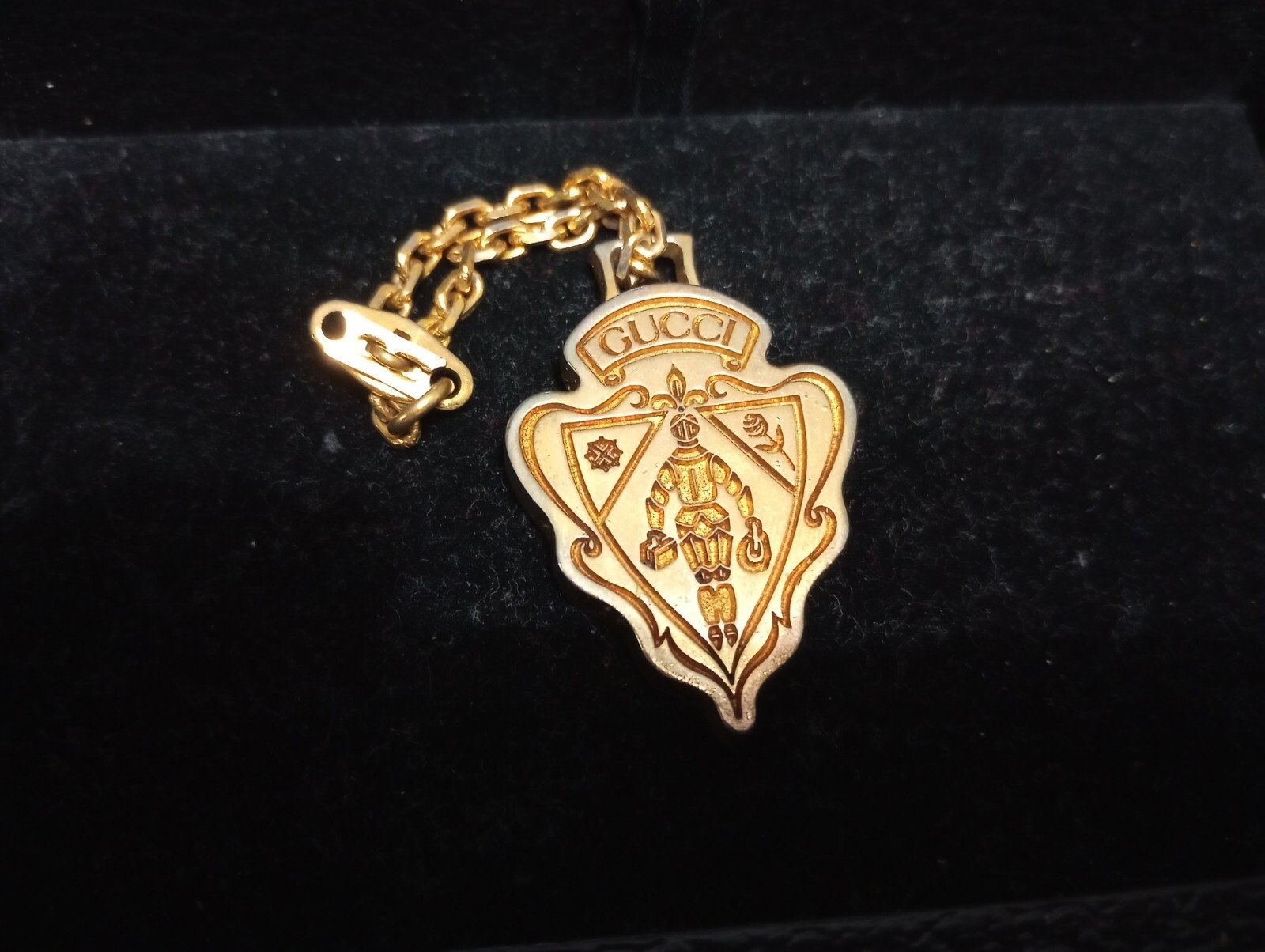 RARE AUTHENTIC GUCCI GOLD TONE LARGE SHIELD CREST CHARM SCANNON SA PARIS FRANCE