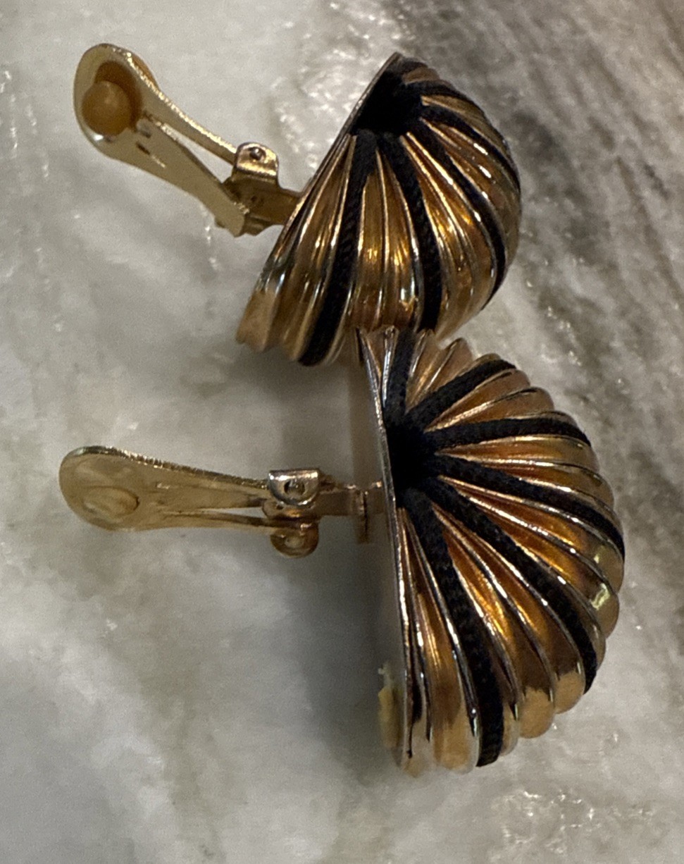 Vintage Gold Tone Black Enamel Shrimp Dome Earrings non pierced -M113