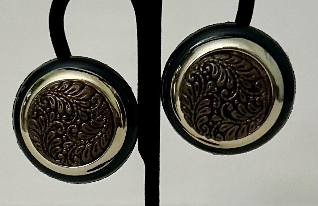 Lg. Button W/ Black, Mid Gold Toned Cl. W Intricate Wood Like Intricate Piece