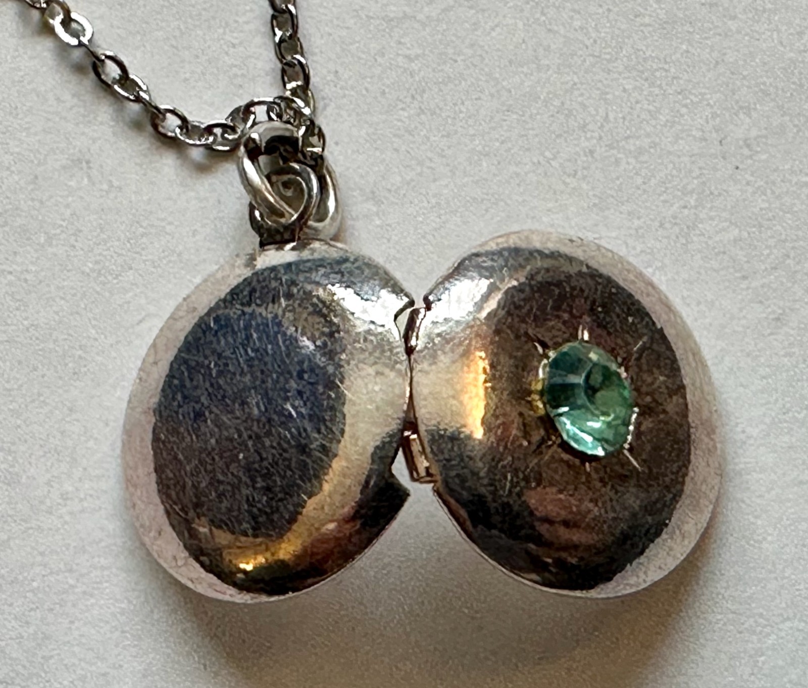 LOCKET ROUND SILVER TONE METAL W BLUE CRYSTAL PENDANT 5/8 OF 1″ NECKLACE 18″
