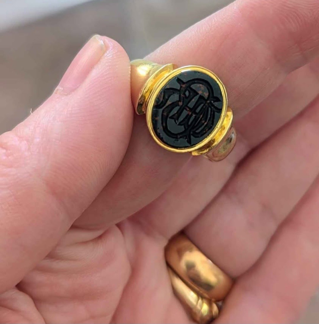 Antique Victorian 18ct Yellow Gold Bloodstone Ring weighing just under 13g