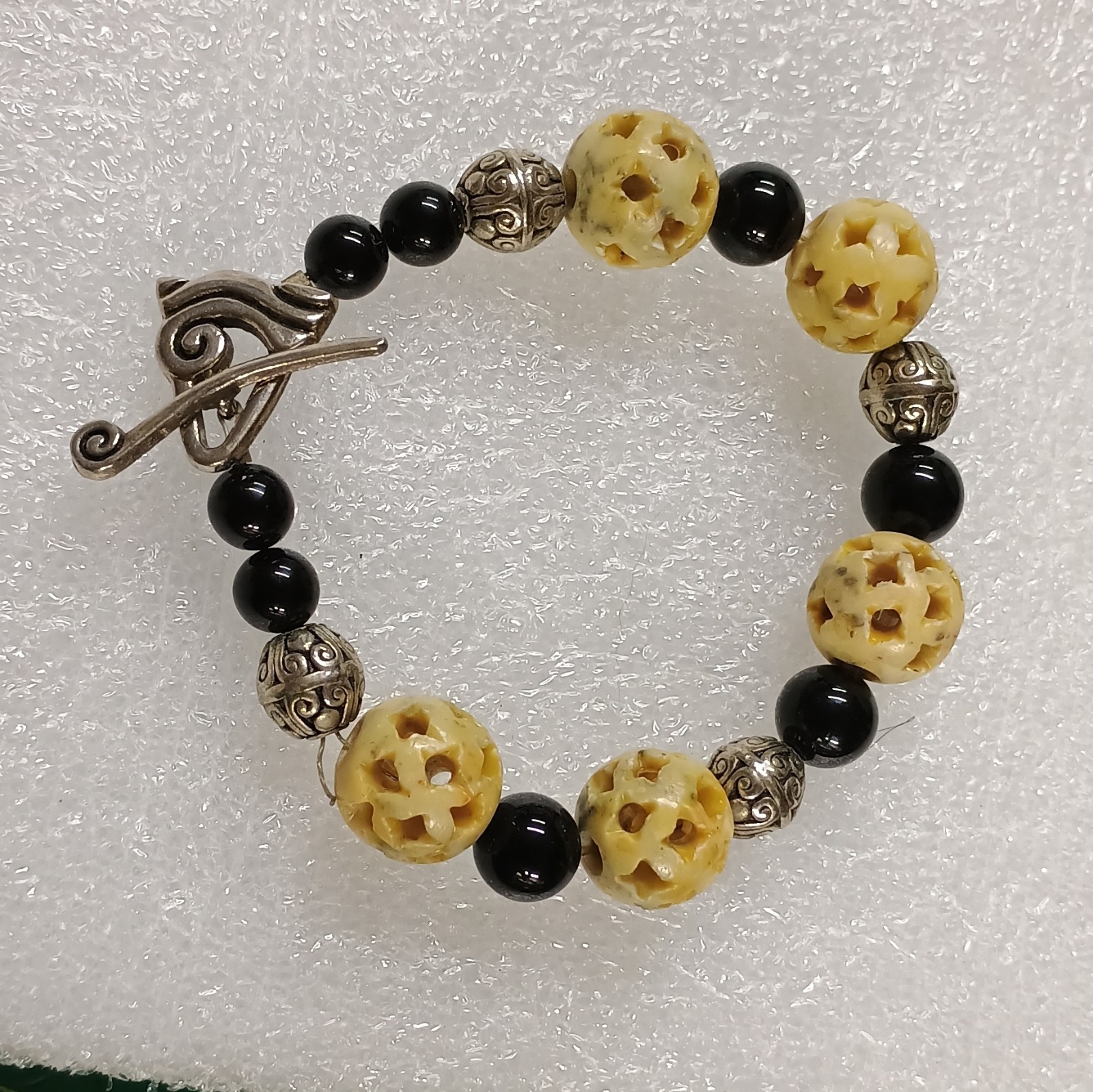 Star Carved Creamy Agate And Black Onyx Beads Silver Tone Clasp bracelet