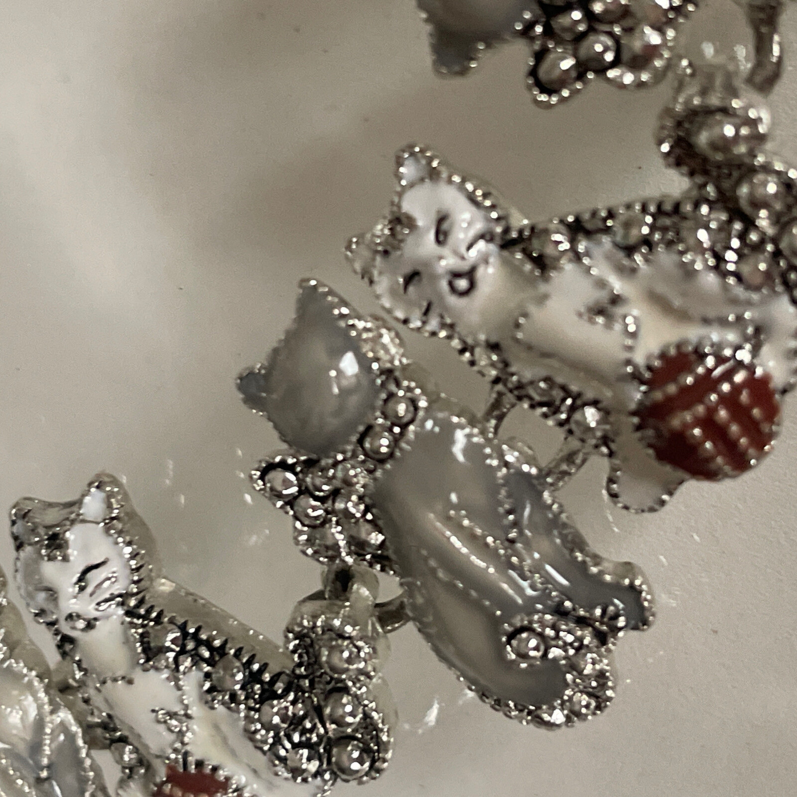 SilverTone Gray & White Enamel Cat Kitten Charms Magnet Clasp 7.5″ Bracelet U26w