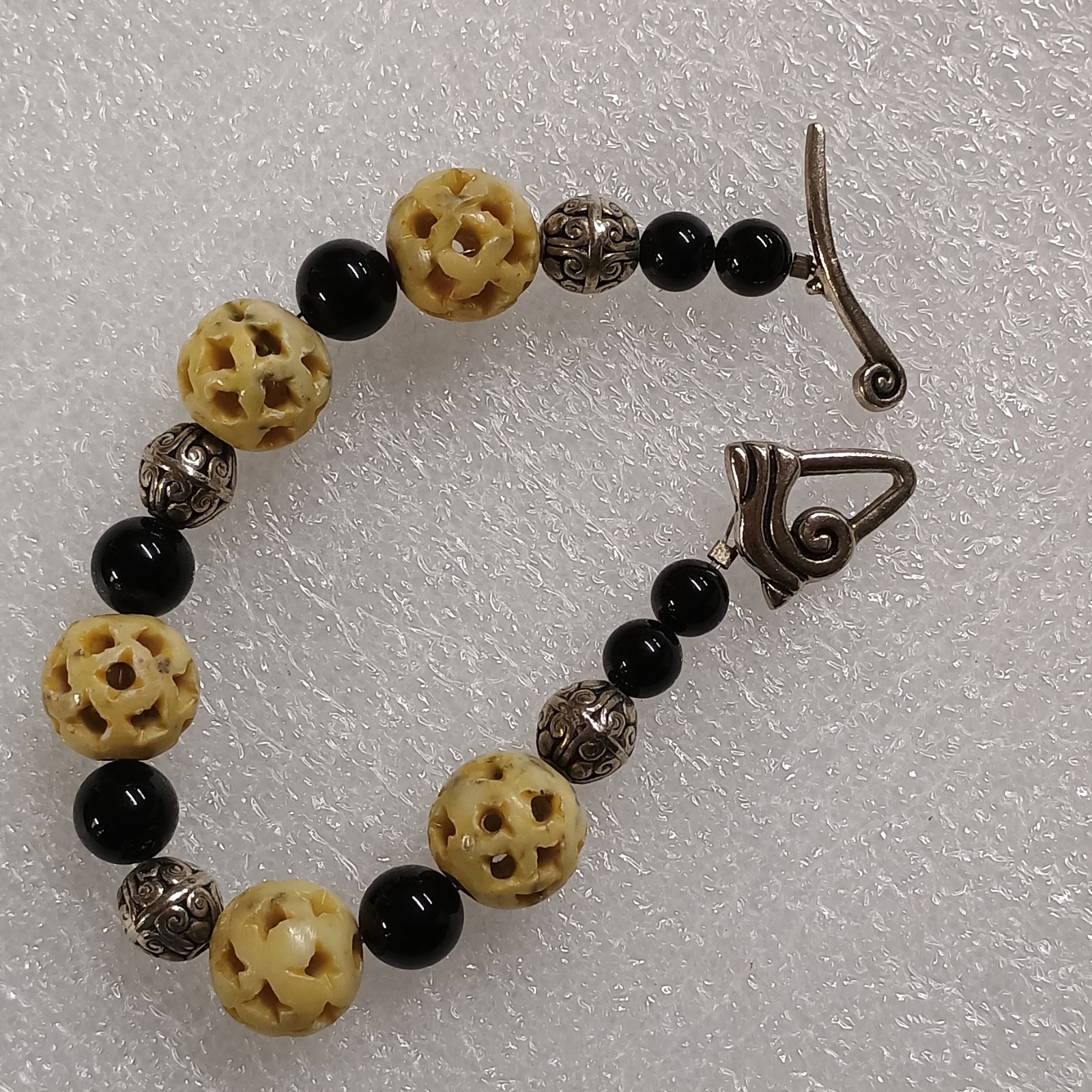 Star Carved Creamy Agate And Black Onyx Beads Silver Tone Clasp bracelet