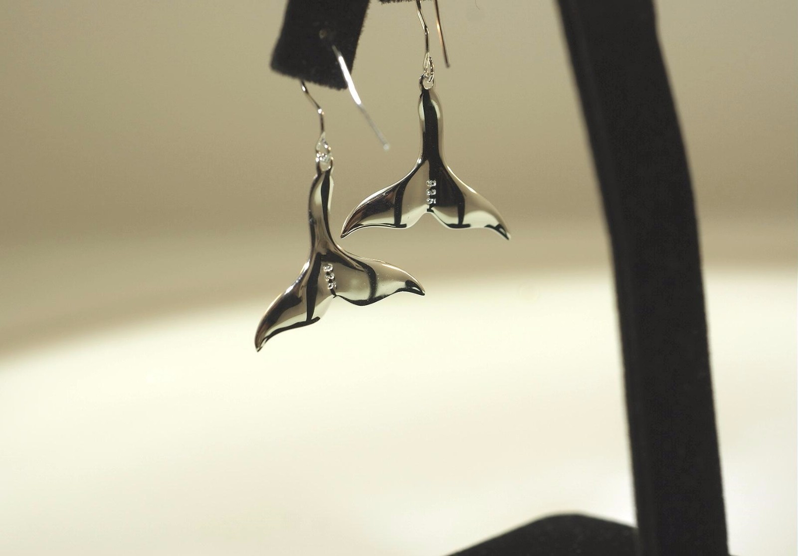 21mm Hawaiian Solid 925 Silver Inlaid Koa Wood Whale Tail Maile Hook Earrings