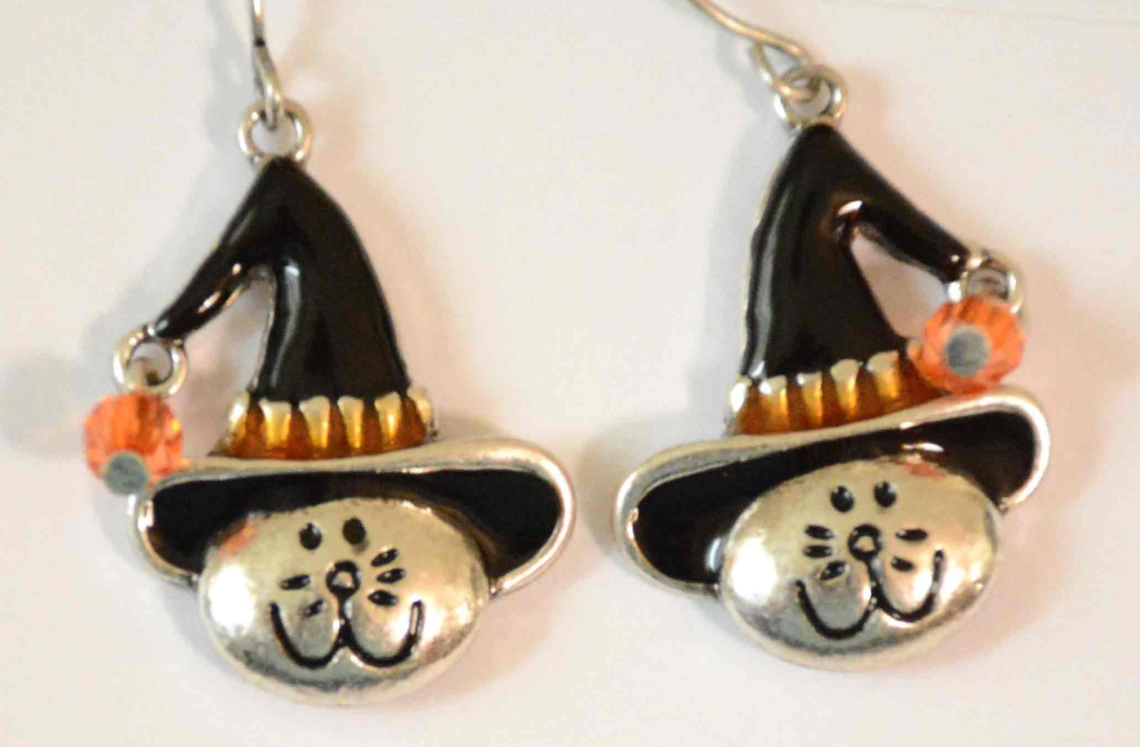 Halloween Cat w Black Witch Hat / Dangling Fish-Hook Earrings / Silver-tone