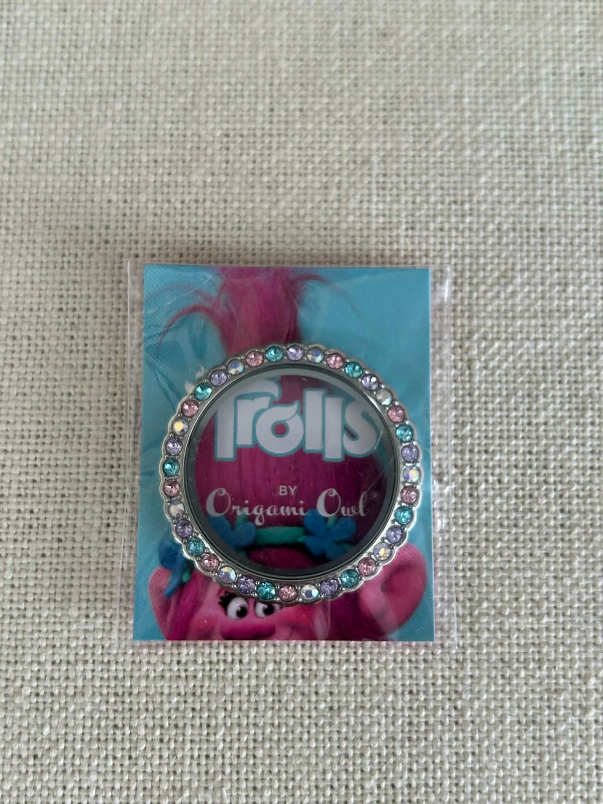 Origami Owl BZ4035 Trolls Large Silver Scallop Locket Twist Face w/Crystals”NIP”