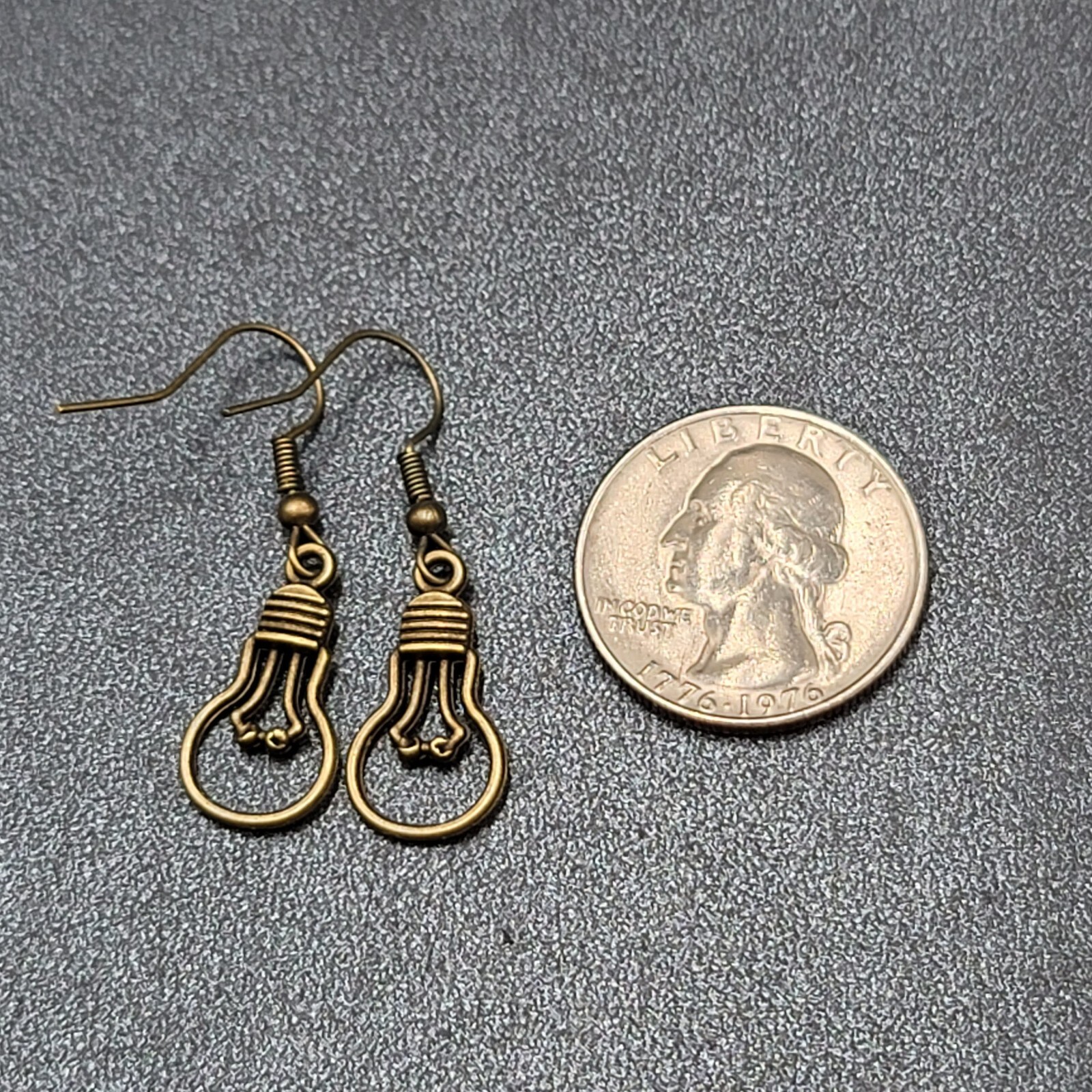 Light Bulb Idea Pierced Earrings Bronze tone Dangle New 7/8″