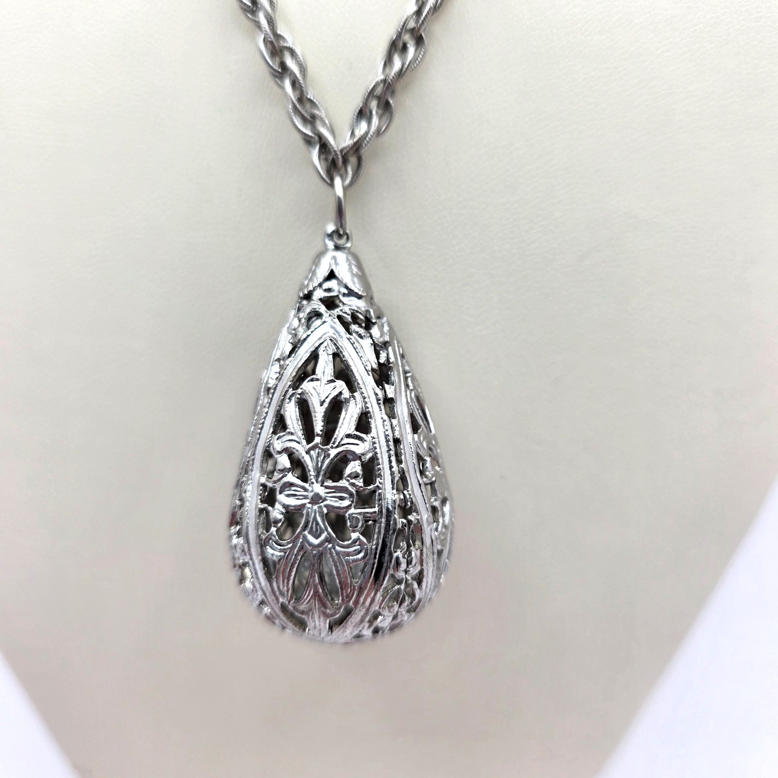 Vintage Silver Tone Filigree Teardrop Pendant Necklace Rope Chain 28″