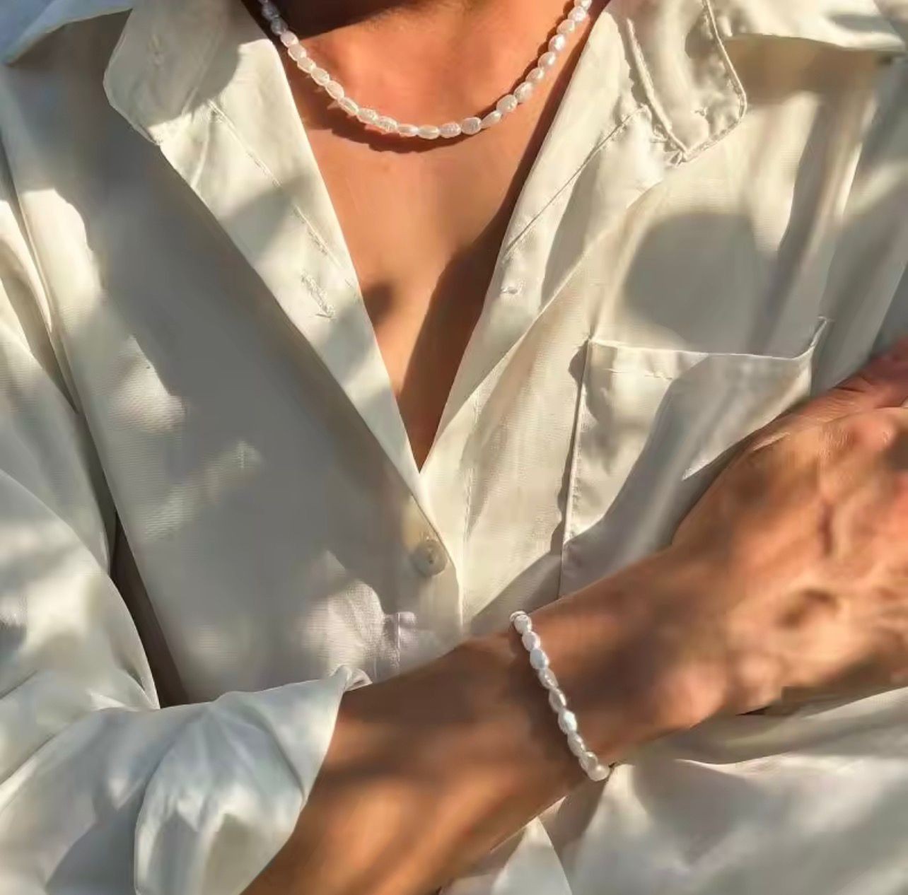 A beautiful white bracelet designed for women and suitable for everyday wear.