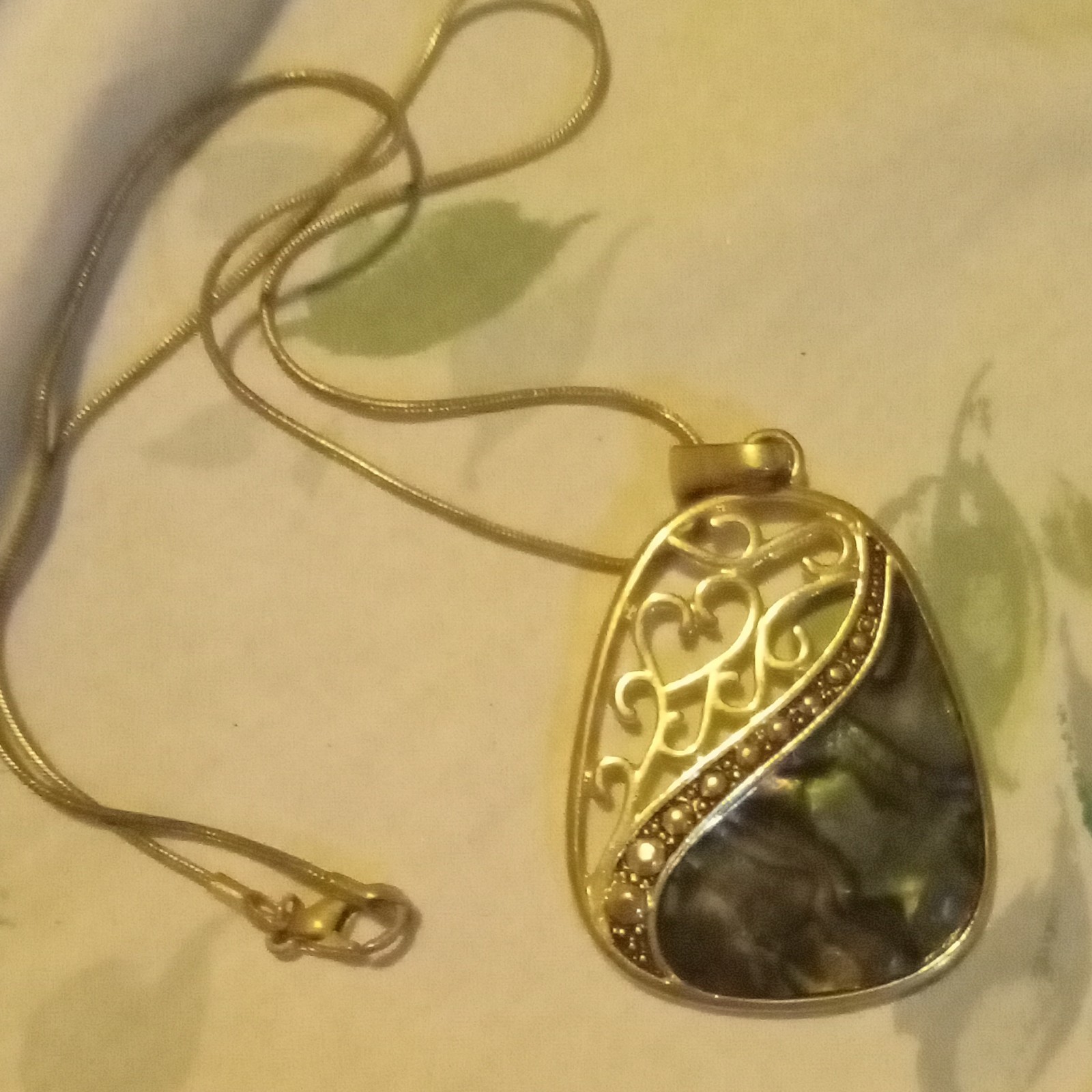 Vintage Gold Tone Freeform Green/Black Shell Pendant Snake Chain Lobster Clasp