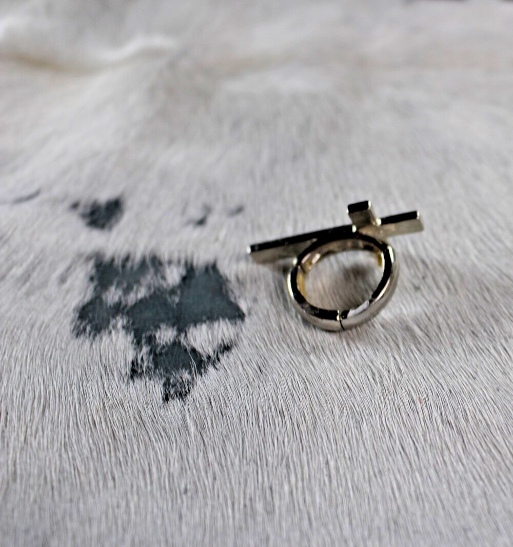 Western Womens Ring 1 1/2 x 5/8 in up to 8 Cross Silver Crystal Stretch