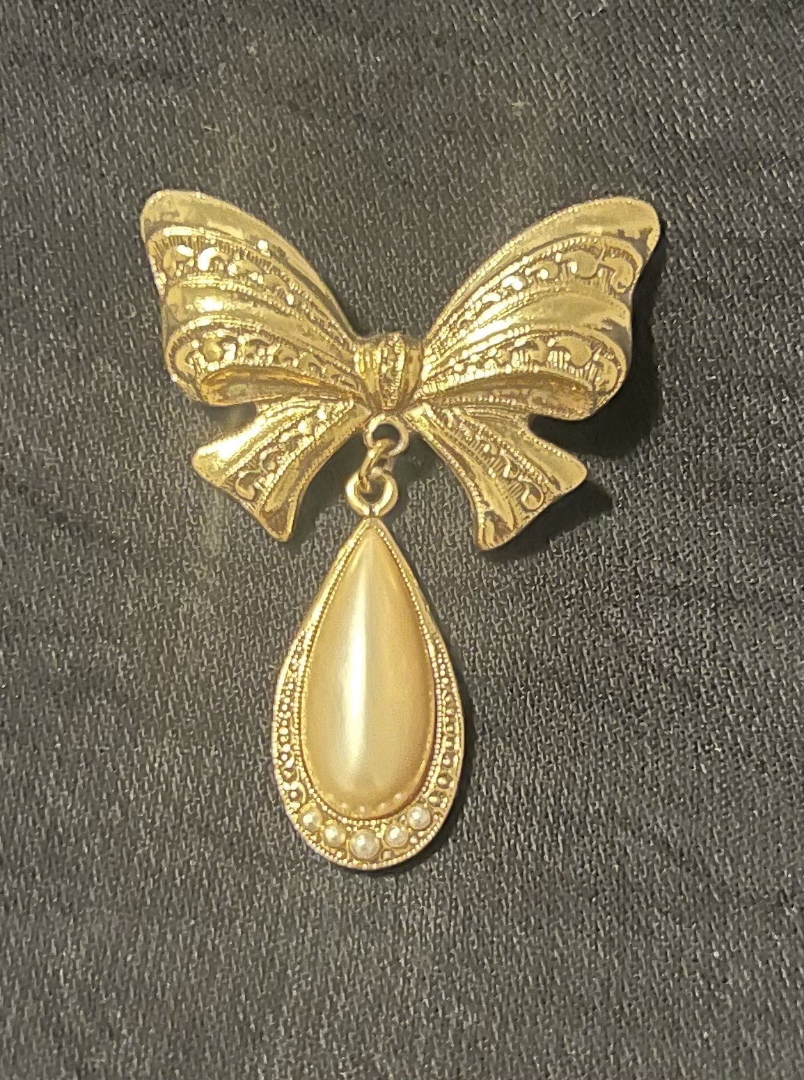 1928 Vintage Goldtone Bow Dangling Faux Teardrop