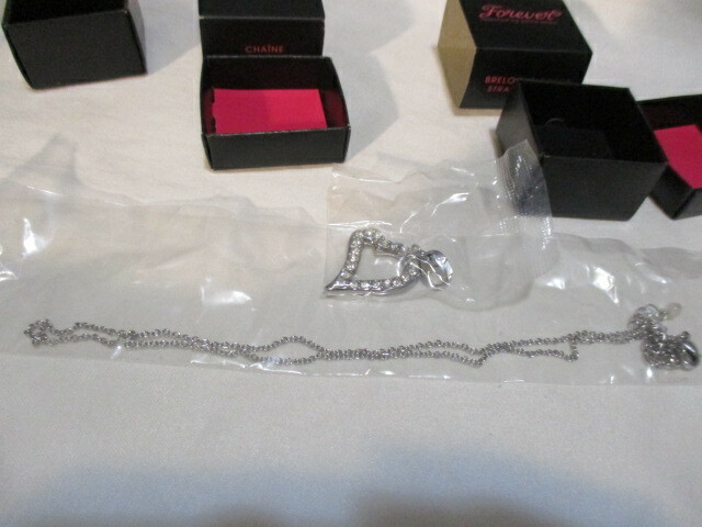 AVON Rhinestone Silvertone 1″ Heart Charm & 16 1/2″ w/3 1/2″ex Silvertone Chain