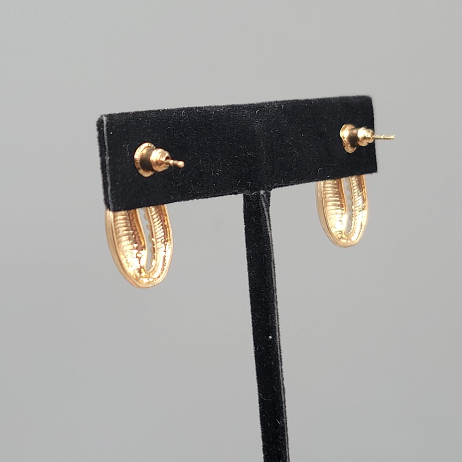 Metal Cowrie Shell Pierced Earrings Gold tone Dangle 3/4″