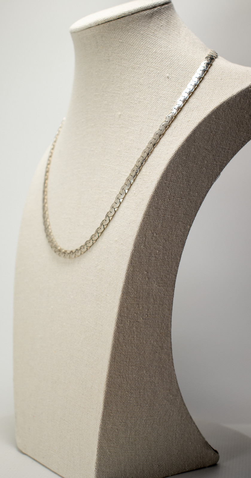 Half-moon link chain | Timeless silver chain | Elongated and supple