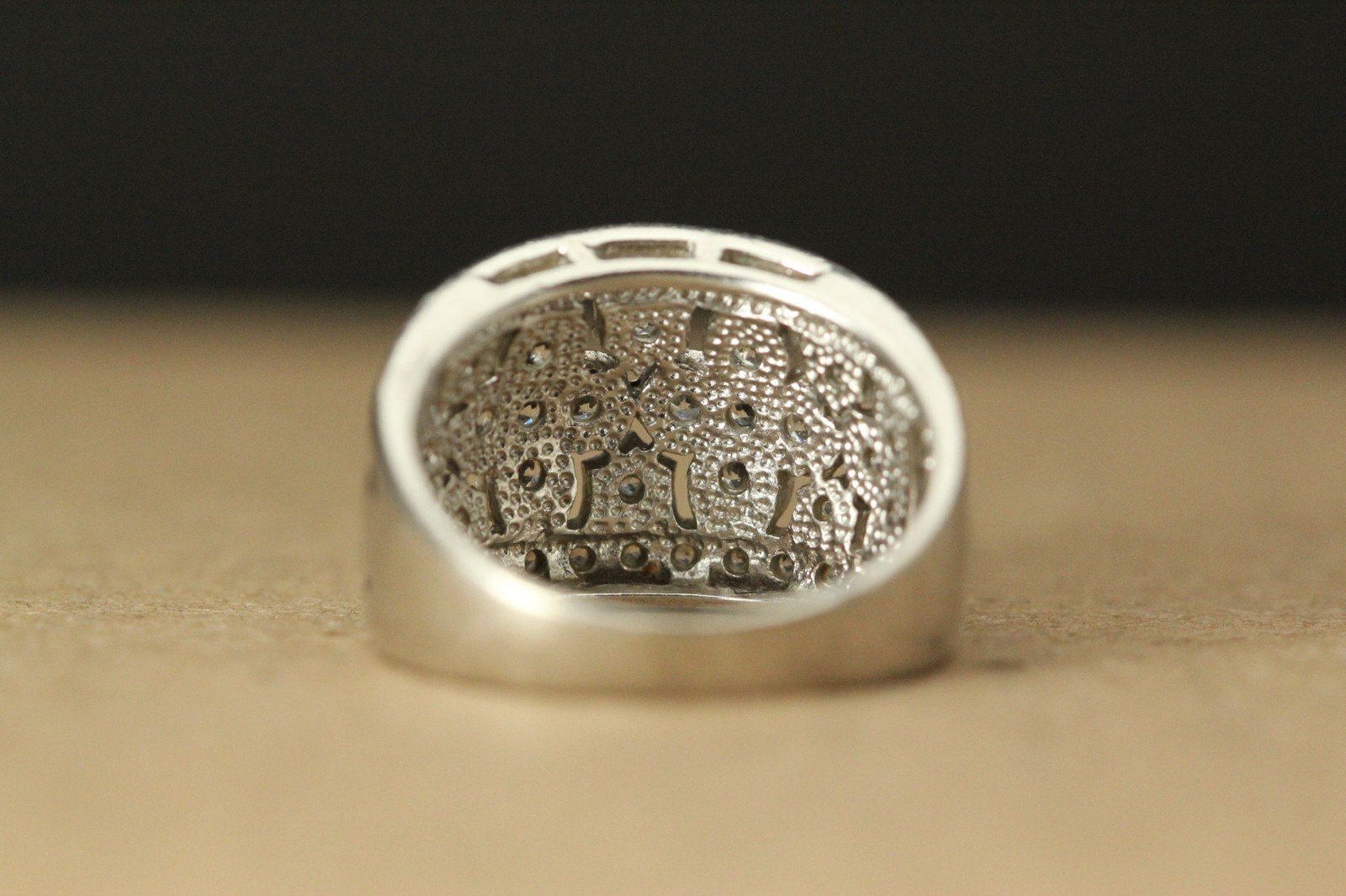 925 Sterling Silver Size 8.25 Ring White Stones in Flower Cutouts 6.8g (RIN9465)