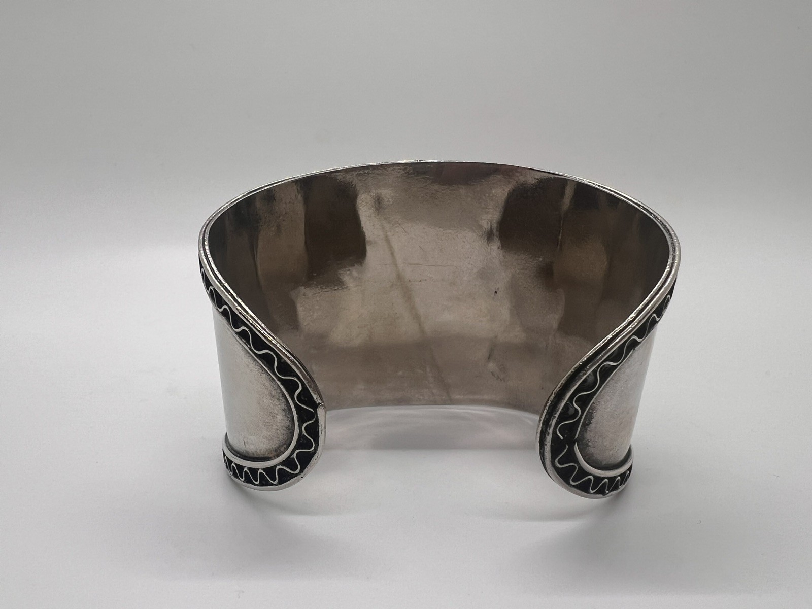 Semi-Precious Stone Cuff Bracelet – / Silver-Tone / Large Center Stone