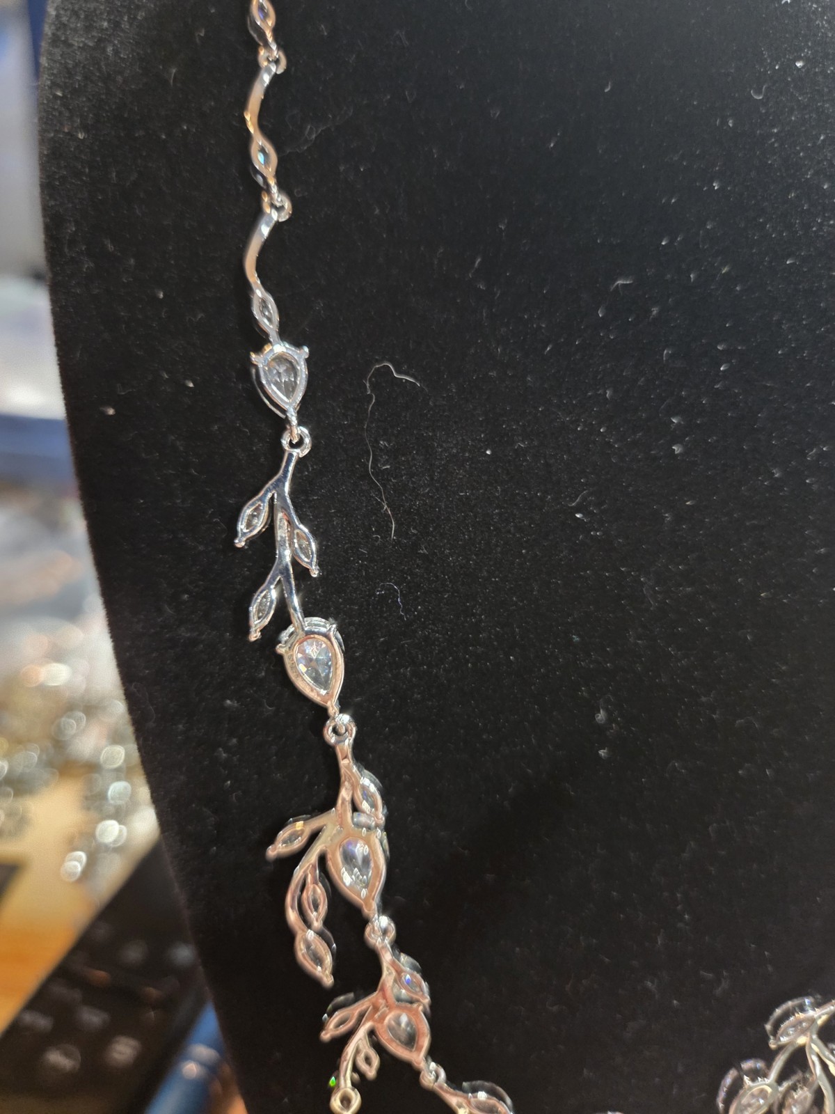 Stunning 18″ Crystal Leaf Vine Necklace Silver Tone Clear Crystal Leaf Open Back