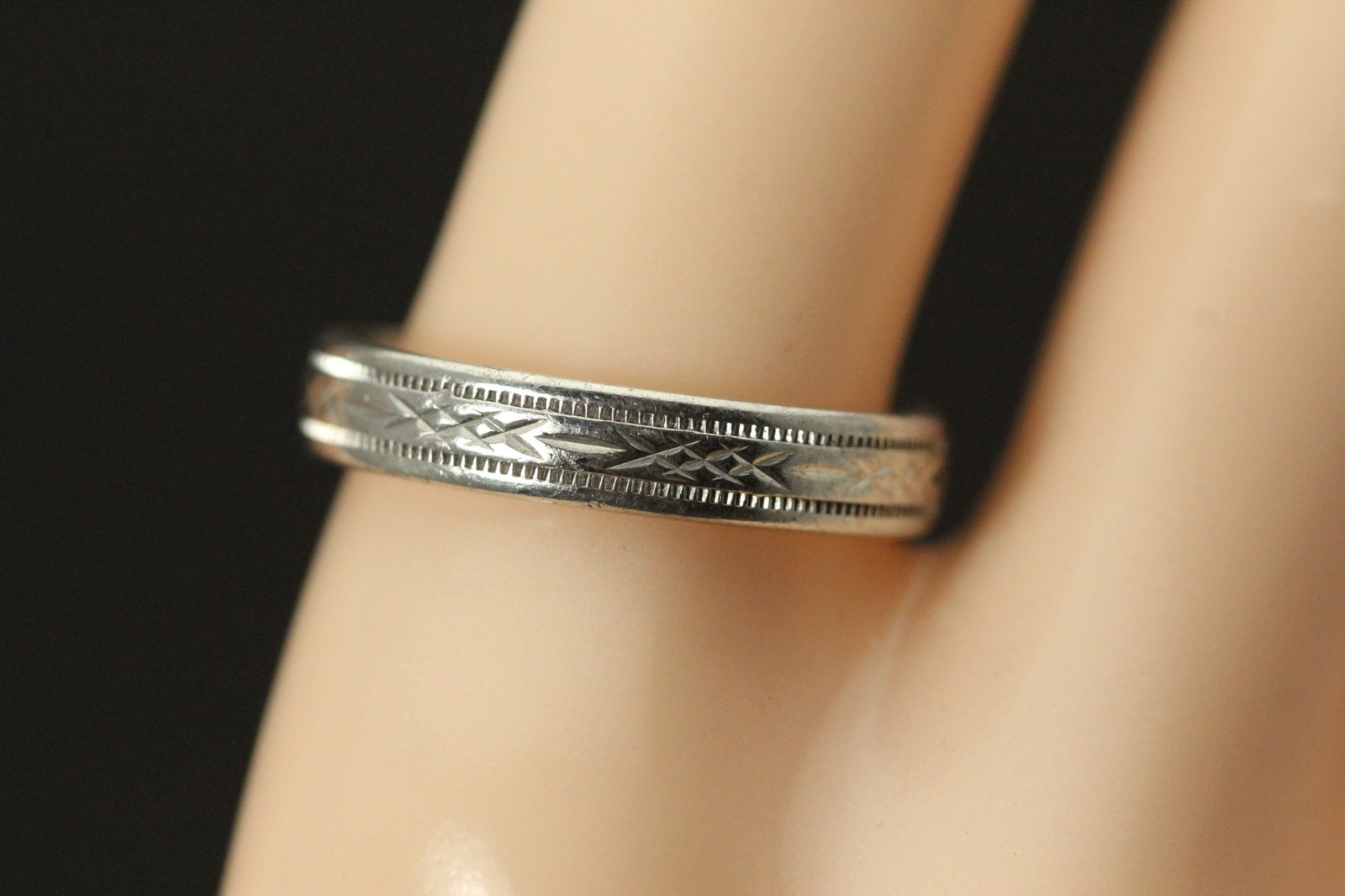 925 Sterling Silver Diamond Cut Size 7 Ring 2.9 Grams (RIN9636)