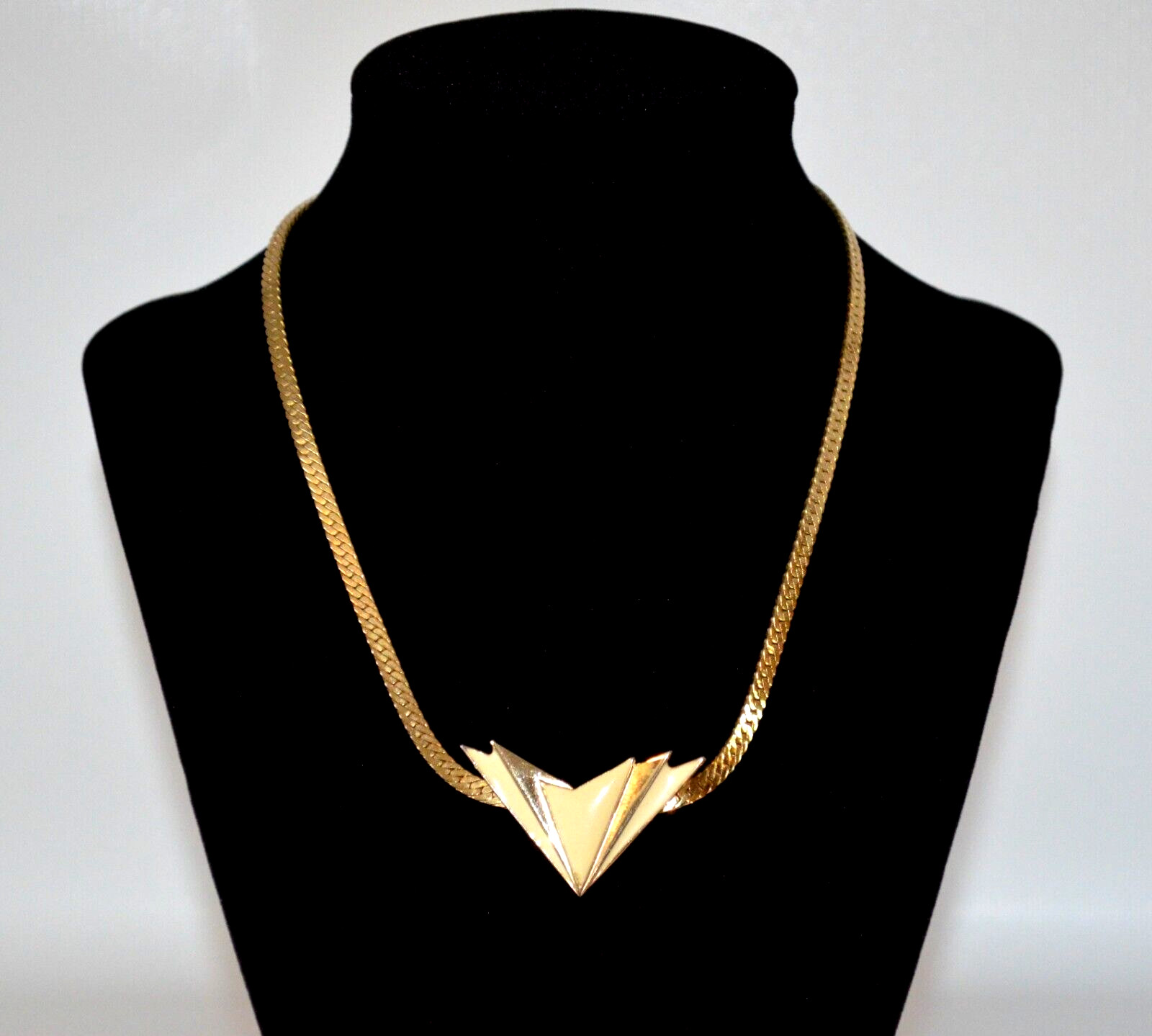 Vtg Gold Tone Herringbone CHOKER Necklace w/ Cream Enamel Pointed Pendant 16″