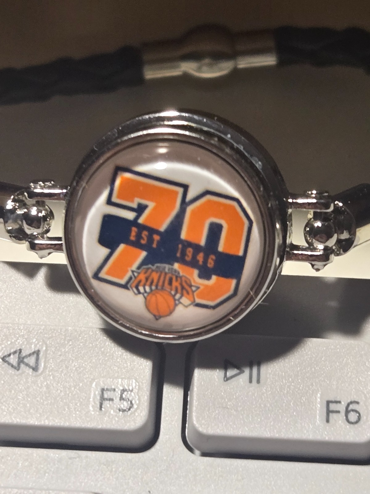 NY KNICKS( ORANGE/BLU)70TH 18MM NOOSA SNAP BUTTON W/8.5″ LEATHER BRACELET-NEW