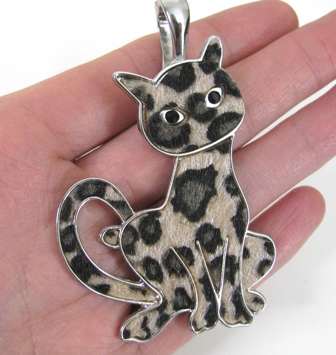 Roman RMN Large Neclakce Pendant Silver Hair Cat Magnetic Closure Brown Kitty 3″