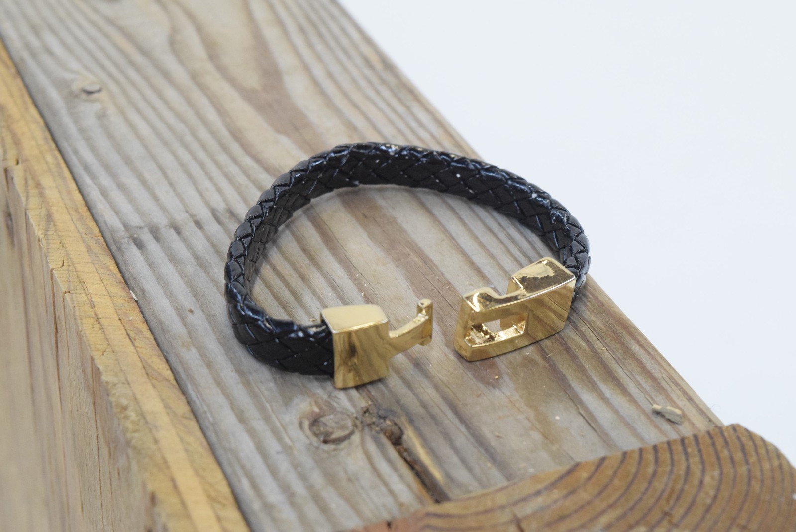 NWT WOMEN’S BLACK & GOLD BRACELET BY ESMOR. LEAD & CADMIUM COMPLIANT.