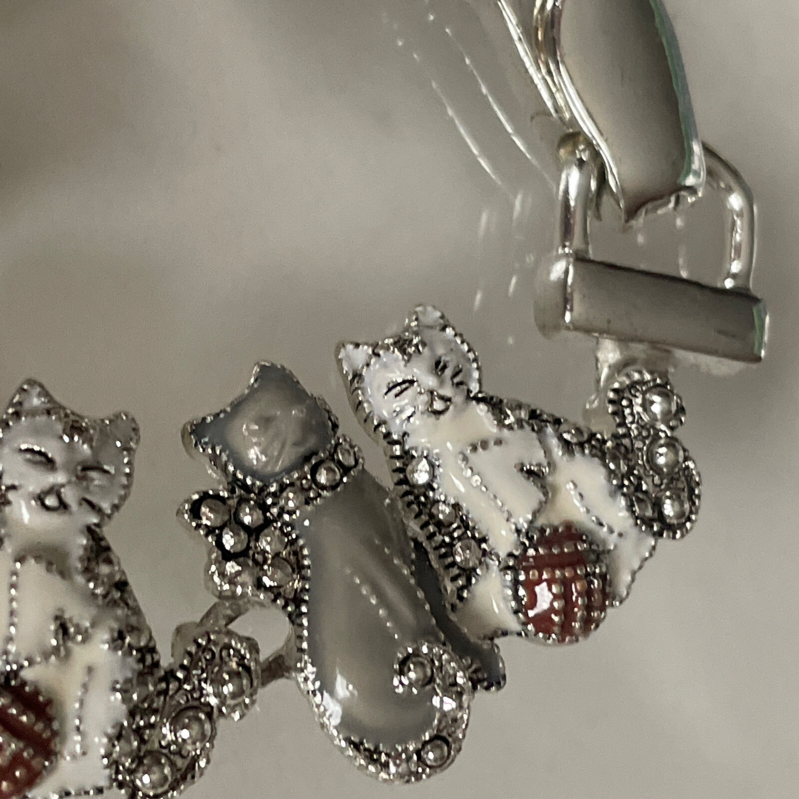 SilverTone Gray & White Enamel Cat Kitten Charms Magnet Clasp 7.5″ Bracelet U26w