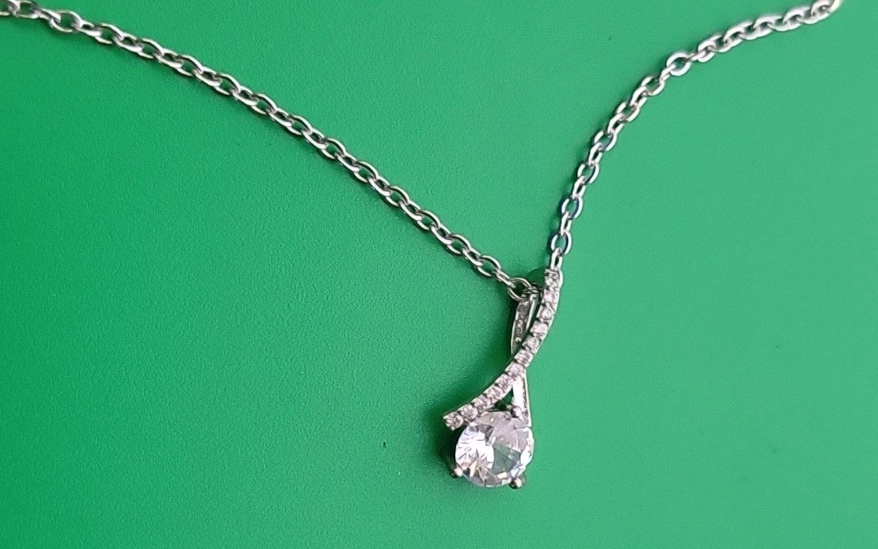 Beautiful Silver Tone Chain Necklace W/pendant