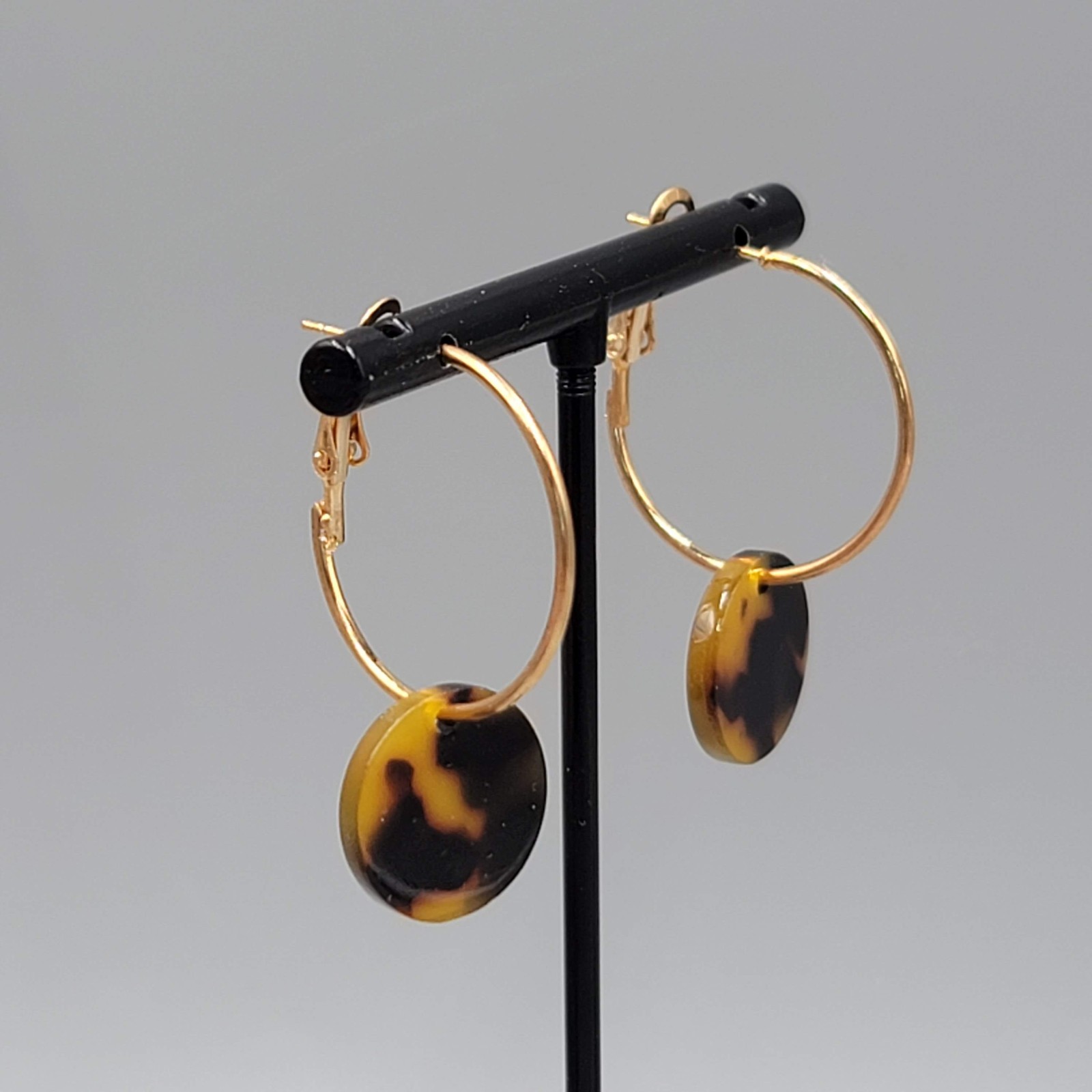 Hoops Pierced Earrings Round Acrylic Tortoise Gold tone Dangle 1.25 in