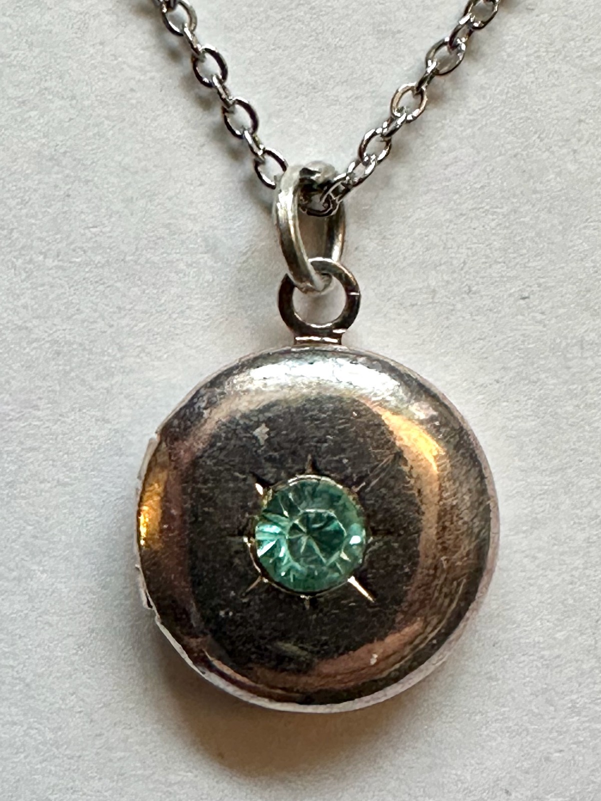 LOCKET ROUND SILVER TONE METAL W BLUE CRYSTAL PENDANT 5/8 OF 1″ NECKLACE 18″