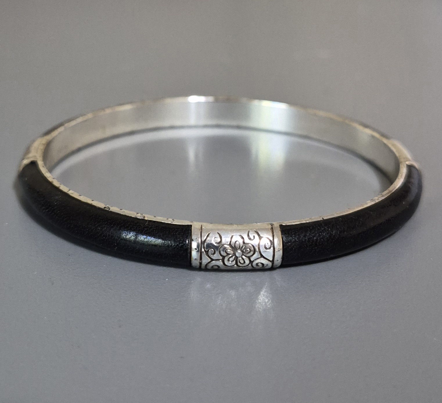 Brighton Bangle Bracelet – Black Leather Silver Tone – 7.75 ” Retired Vintage