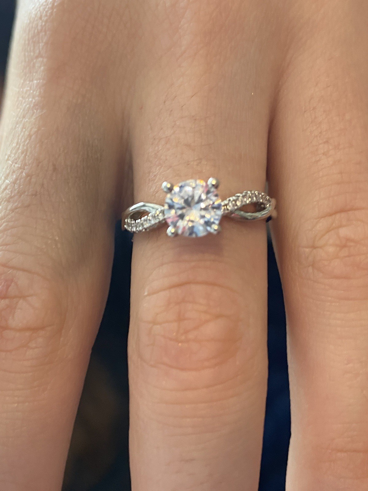 RING 💍Beautiful, internally flawless, round cut 1 carat MOISSANITE solitaire.