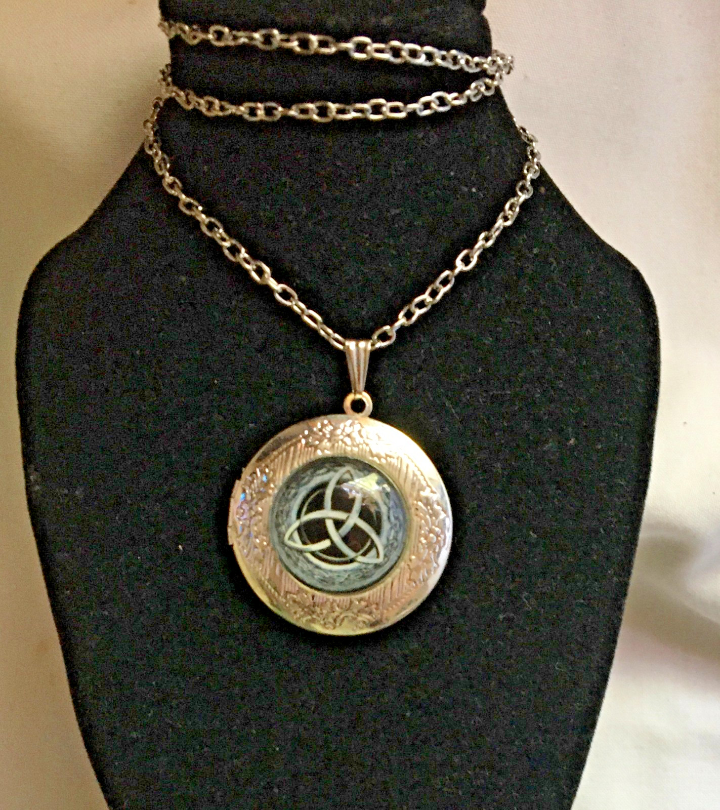 TRINITY in a CIRCLE – PENDANT LOCKET – Detailed Necklace 18″ Chain – New