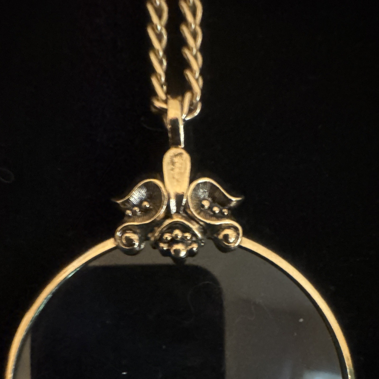 Avon Signed Gold Tone Round magnifying gloss Accents Rope Necklace vintage
