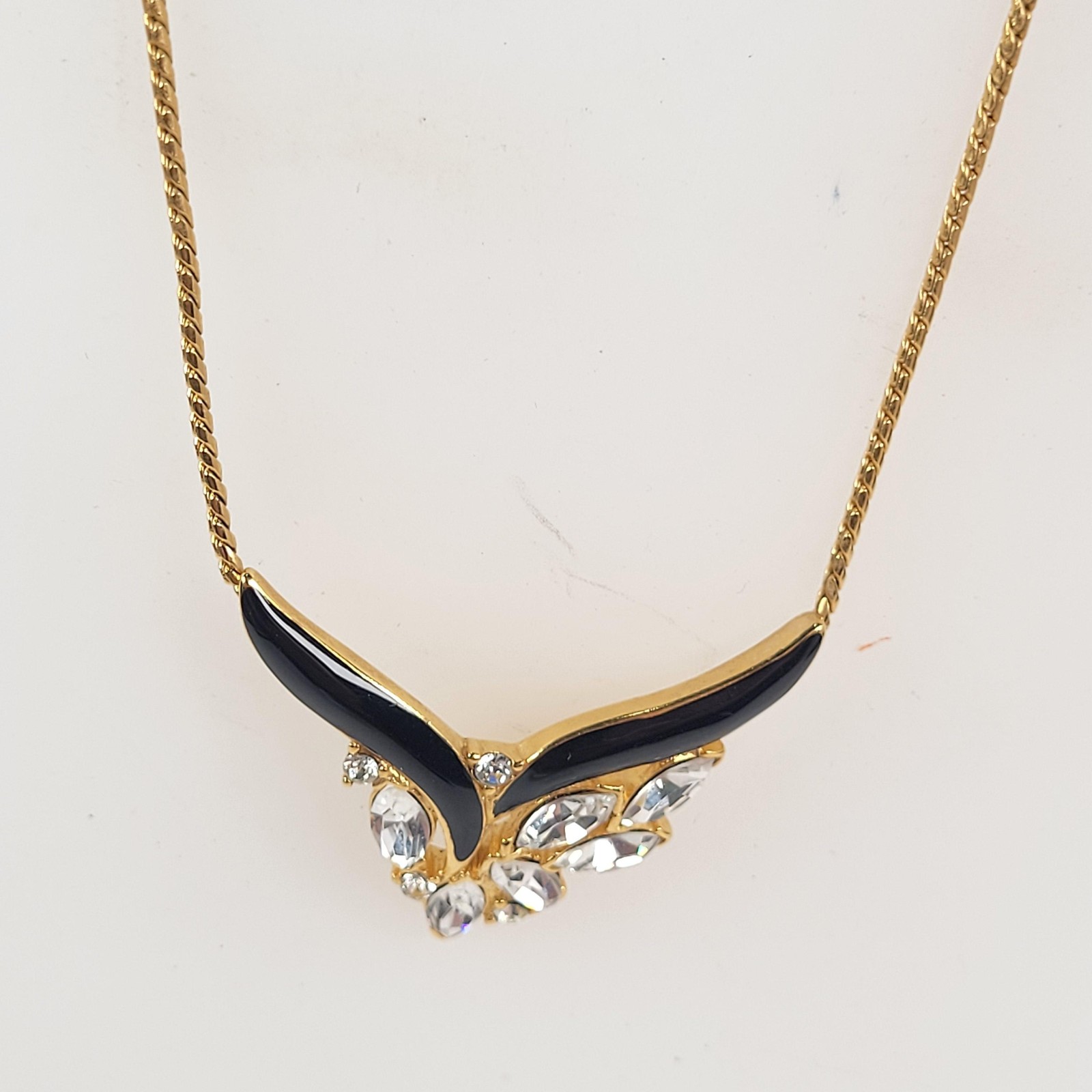 Vintage Trifari Gold Tone Black Enamel Leaf Pendant Necklace 15in Jewelry