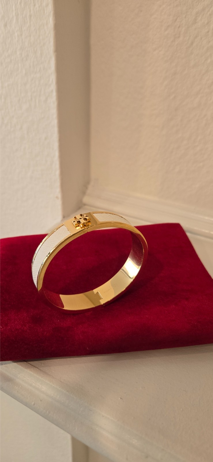 Brand New White Tory Burch Kira Enamel Medium Hinged Bangle Bracelet with logo