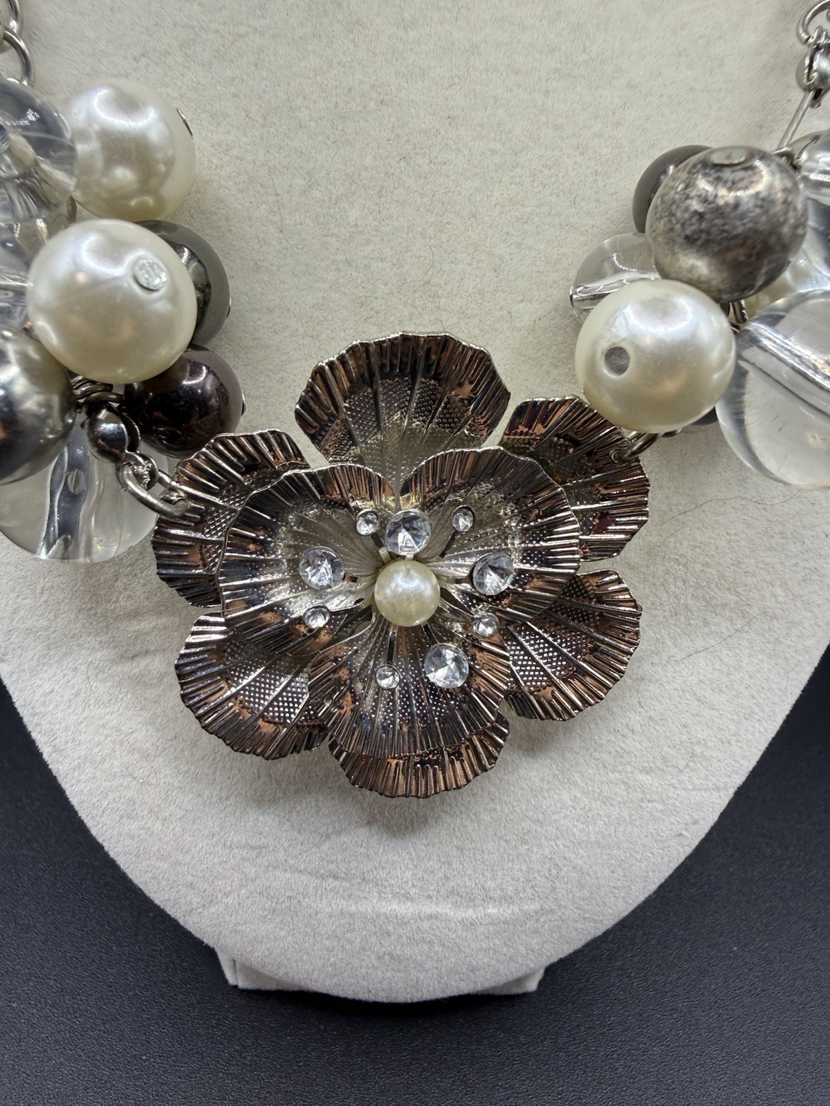 Silver-Tone Metal Flower Charm Statement Collar Necklace 20.5 Inch Lobster Clasp