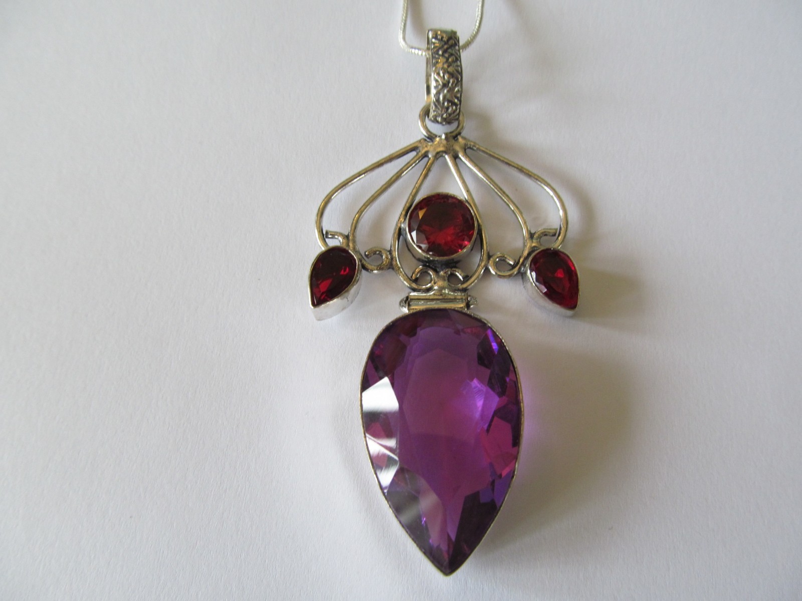 NEW TRIANGLE FACETED AMETHYST CRYSTAL-RED CRYSTALS PENDANT SILVER SNAKE NECKLACE