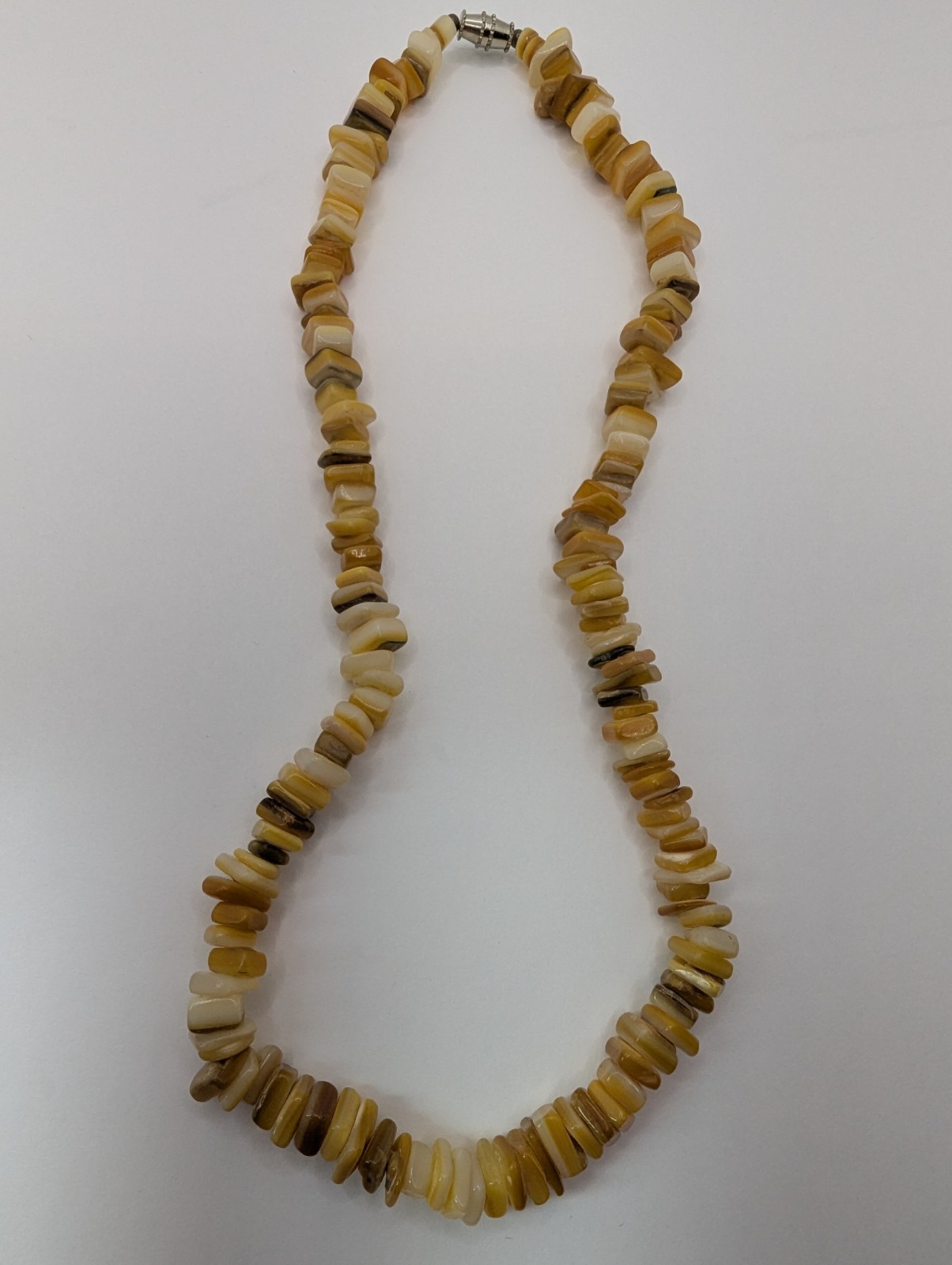 Vintage Onyx Stone Chip Bead Beaded Necklace. 17″ Long. 44 Grams. Barrel Clasp.